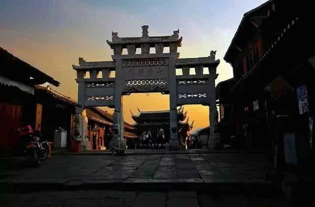 你有过被别人泼冷水的经历吗？你是怎么应对的？游戏画面